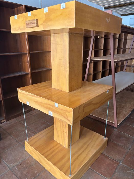 2 Estantes robustas de exposição