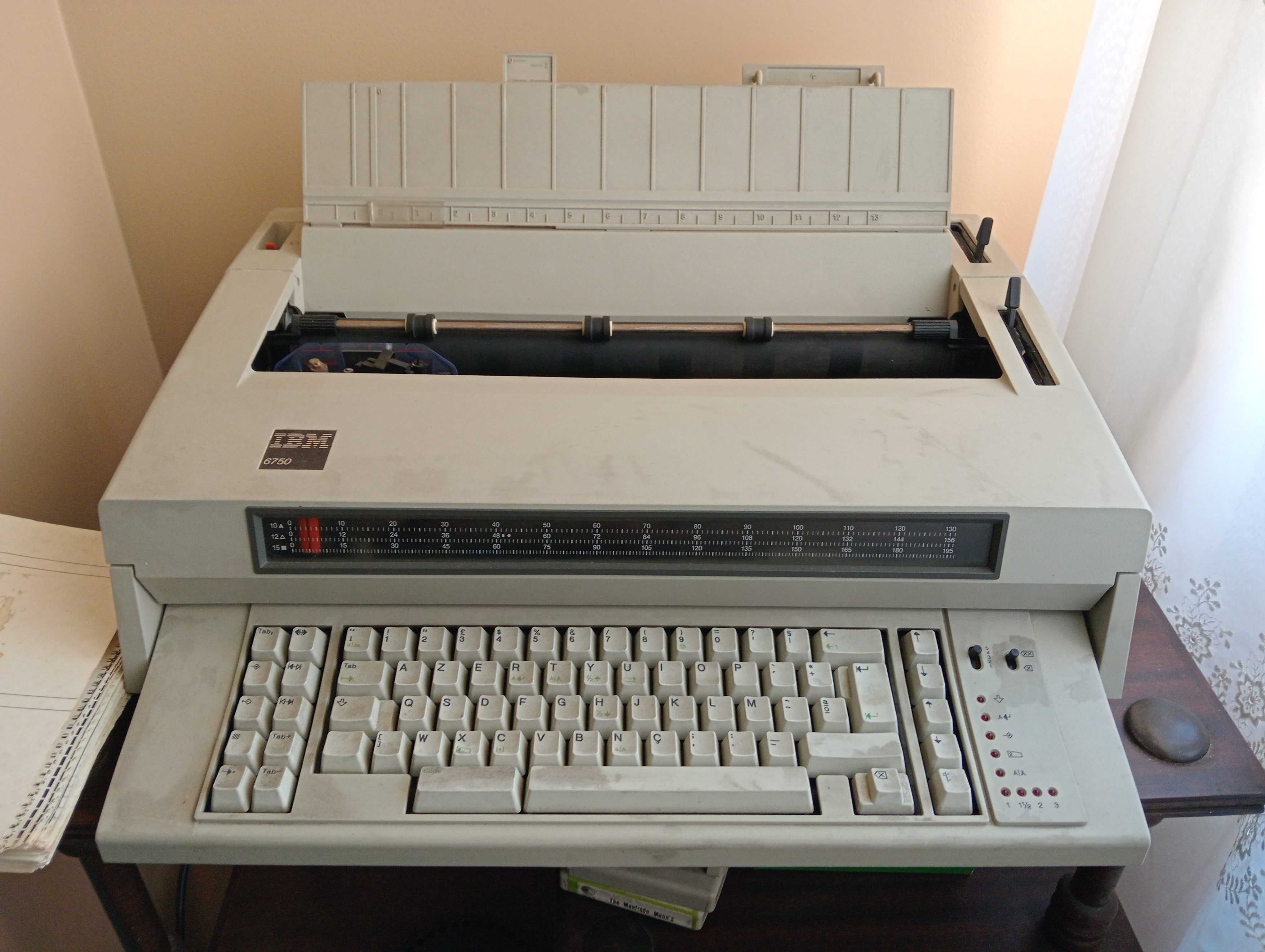 Máquina de escrever IBM 6750
