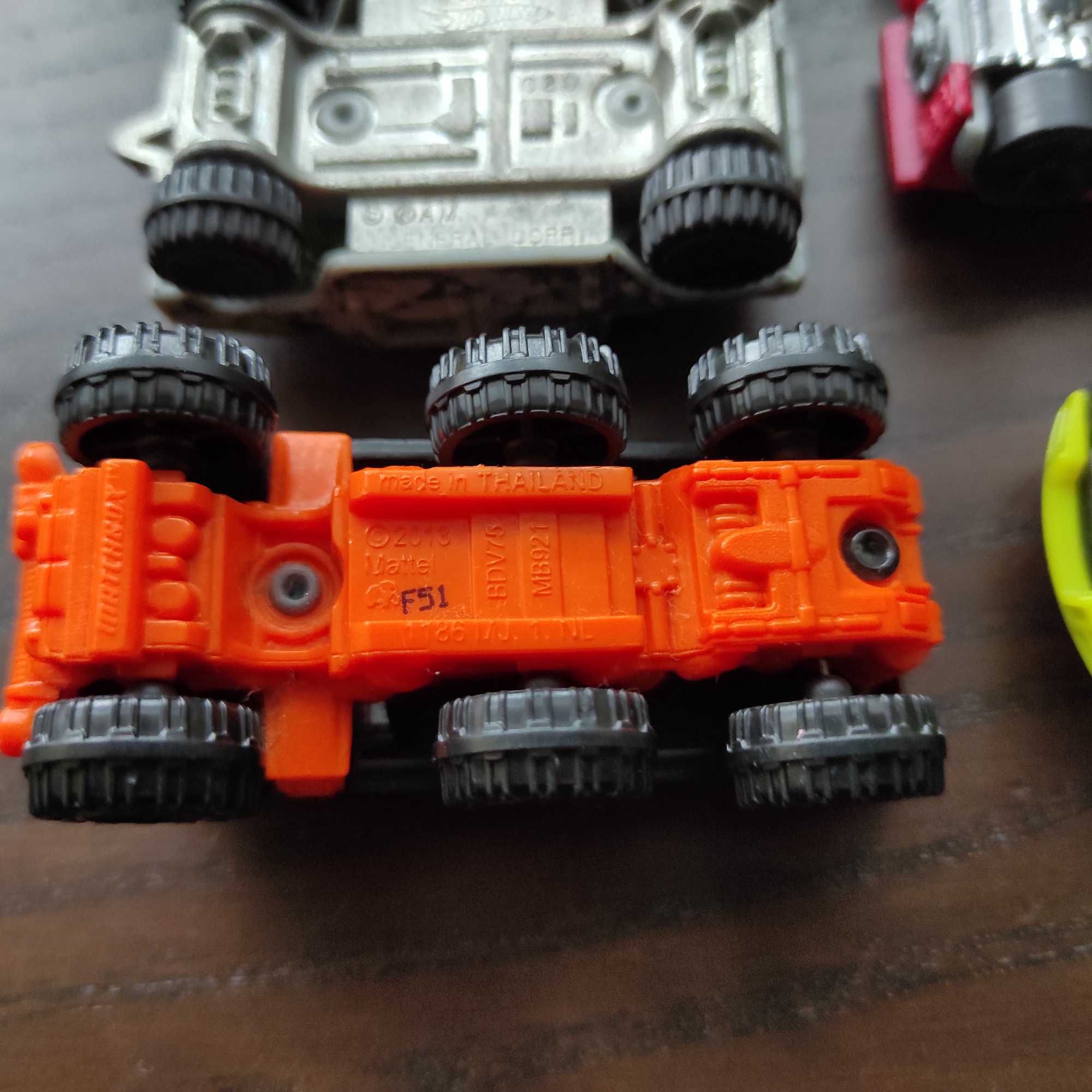 Zestaw samochodów 6 szt hot wheels i inne, stan bardzo dobry , IX