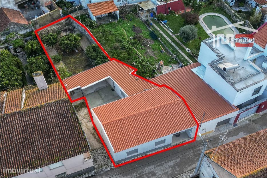 Moradia T2 Recuperada Em Estado Novo  Com Area Total De 410 M2 Em R...