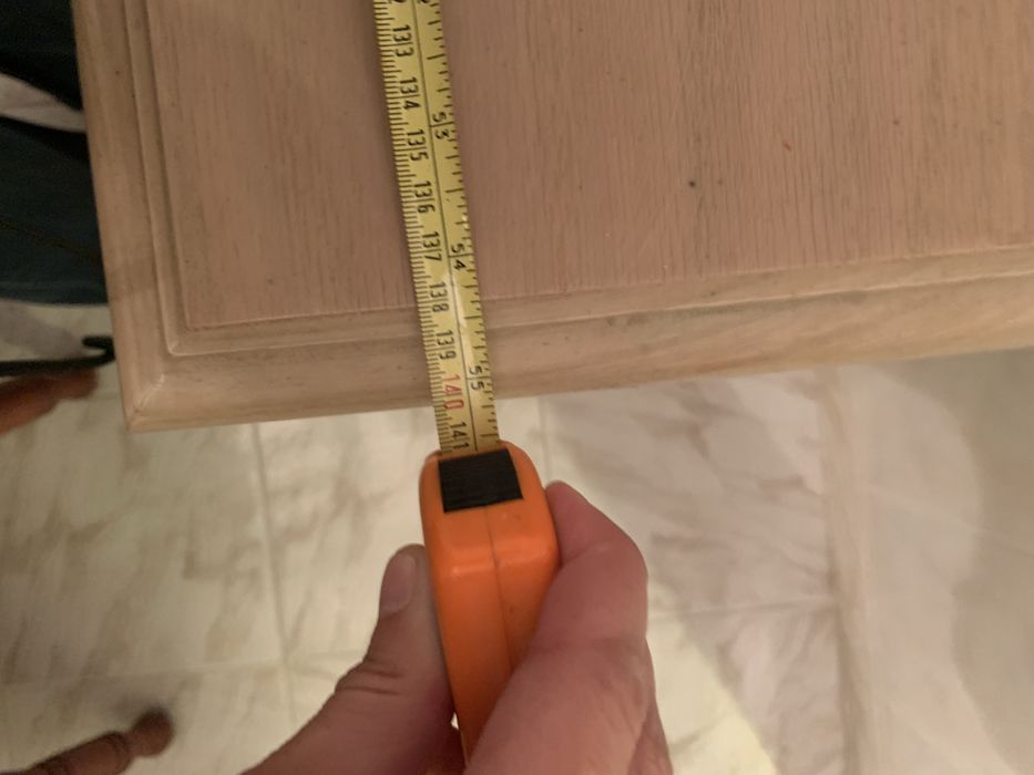 Mesa aparador com duas gavetas . Madeira clara