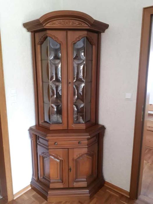 Кутова вітрина дубова- махогон-горіх