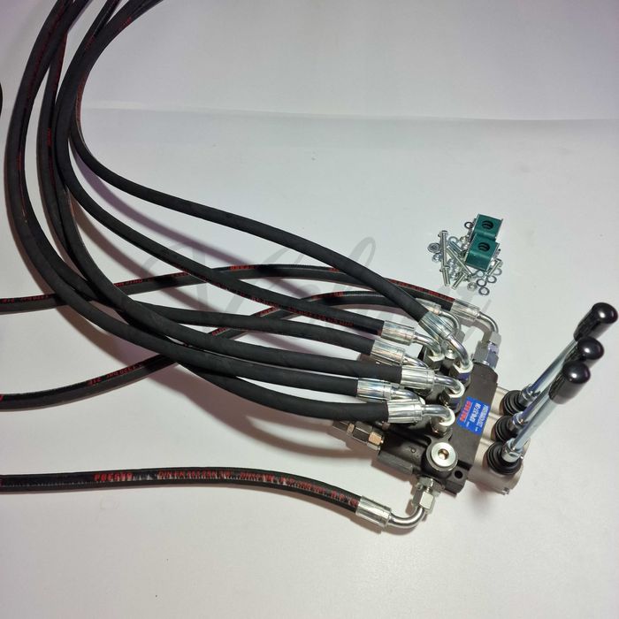 Rozdzielacz 3 Sekcyjny C-360 Zewnętrzny Hydrauliczny Od Dolnej Pokrywy