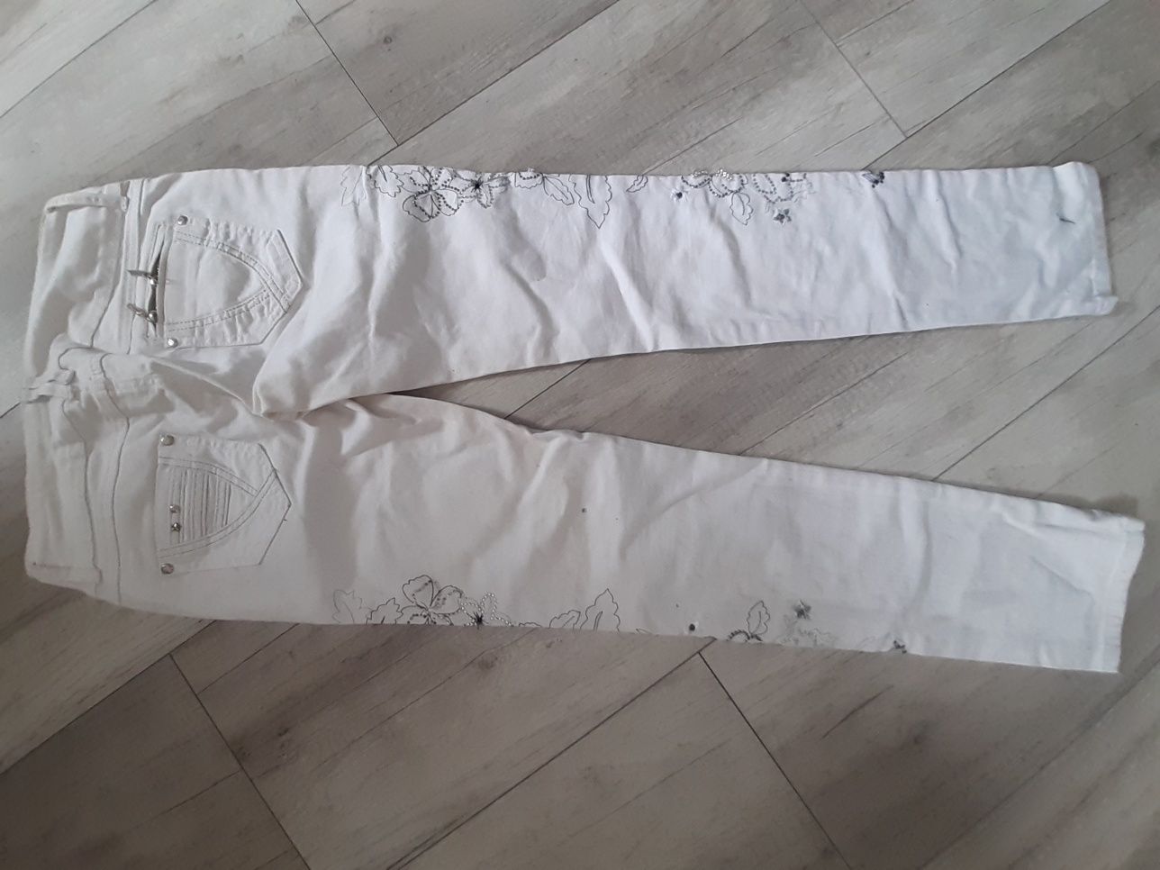 Spodnie białe extra model