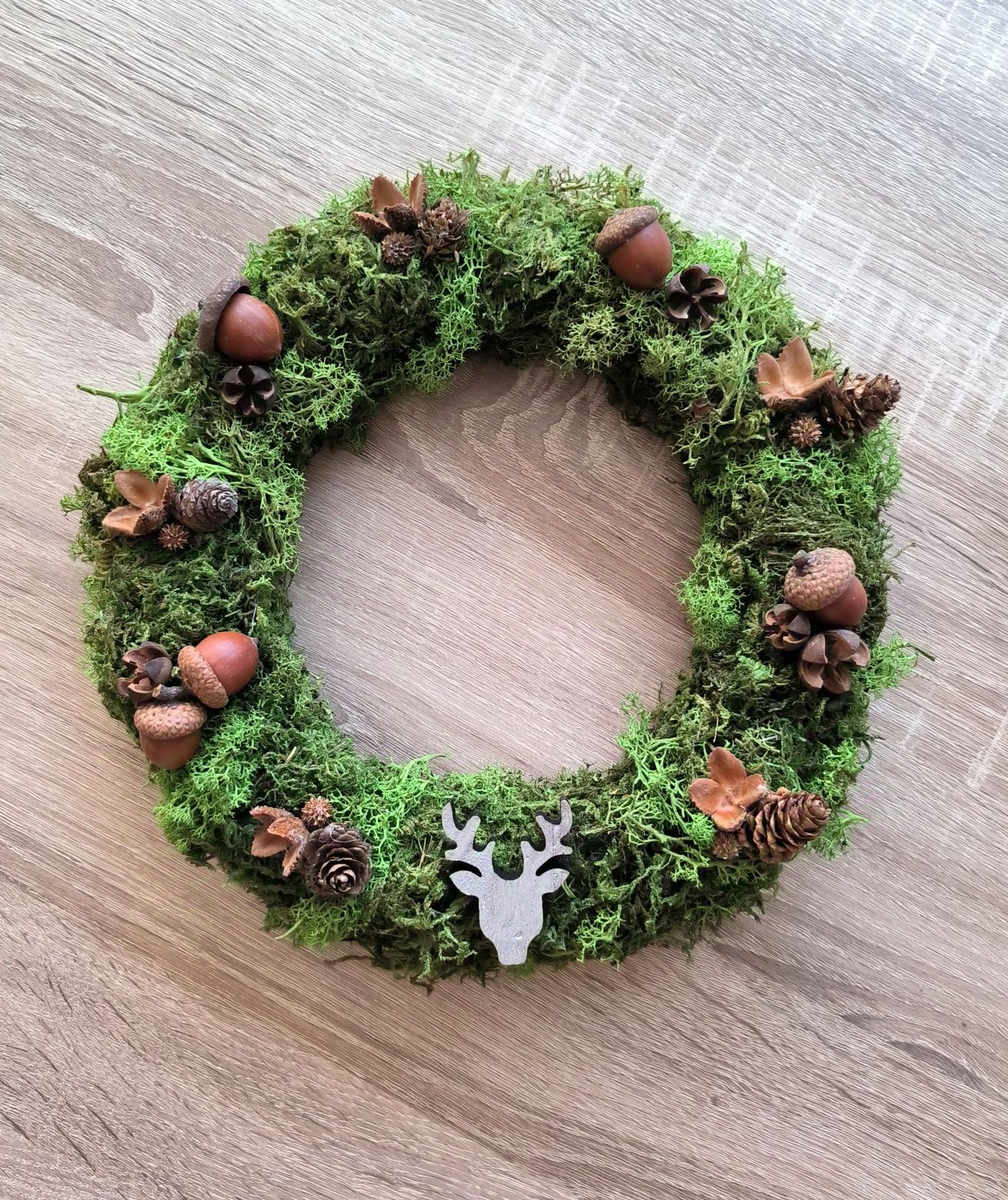 Naturalny wianek bożonarodzeniowy z mchu i szyszek Hand made
