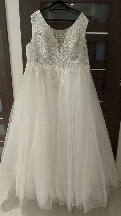 Biżuteryjna suknia ślubna plus size