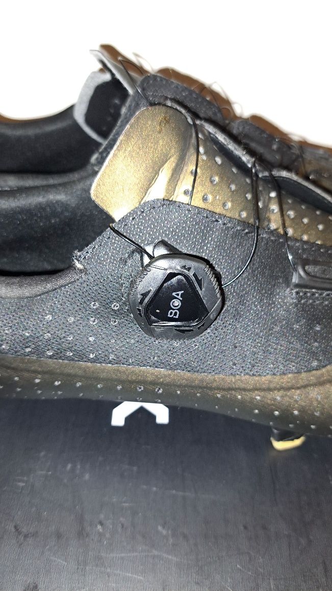 Sapatos de Ciclismo Fizik Tempo Overcurve R4 – 42 + Cleats Shimano