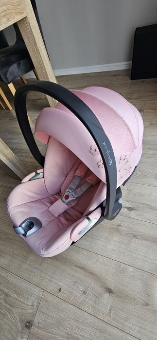 Fotelik Cybex Cloud T i-Size Simply Flowers z bazą