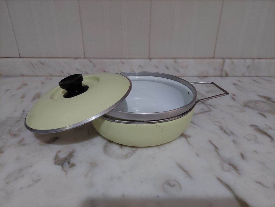 Antiga panela com pegas em esmalte bom estado