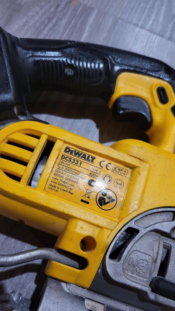 Wyrzynarka DeWalt dcs331