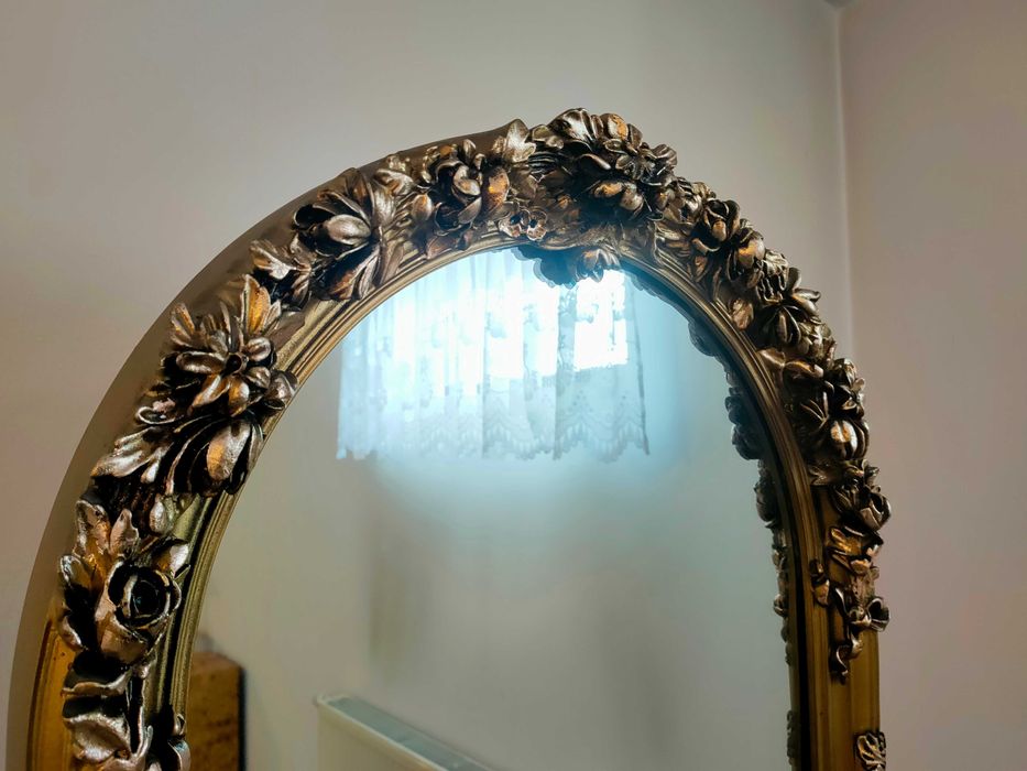 Ponadczasowa toaletka z czeczota i lustrem kryształowym