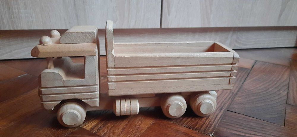 Drewniane autko ciężarówka