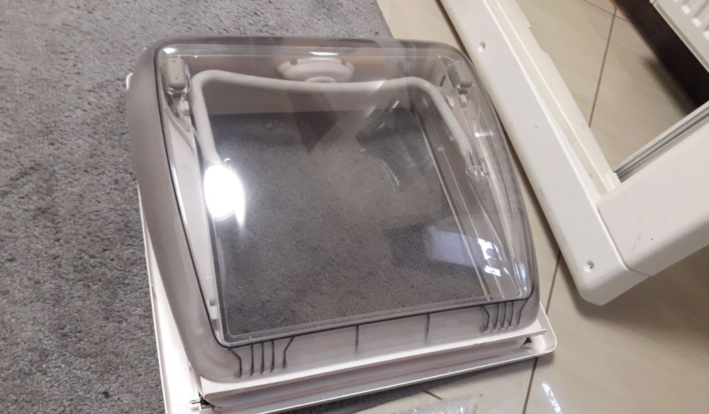 Okno  dachowe lufcik 40x40 z żaluzja i moskitera dometic fiamma