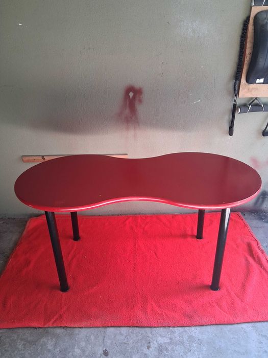 Secretária IKEA vermelha em forma de amendoim