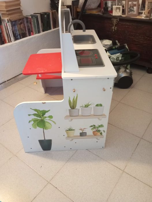 Cozinha de brincar com banco de madeira