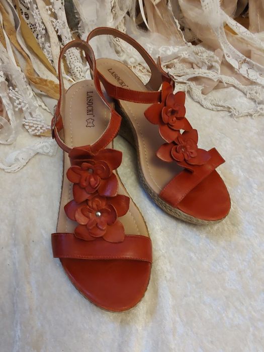 Sandały Lasocki czerwone na koturnie 40