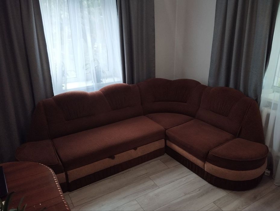 Продам кутовий диван.  

Розкладається як повноцінне двоспальне ліжко,