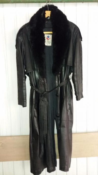 Продам: Женское пальто. Кожа. Цвет чёрный, размер L.