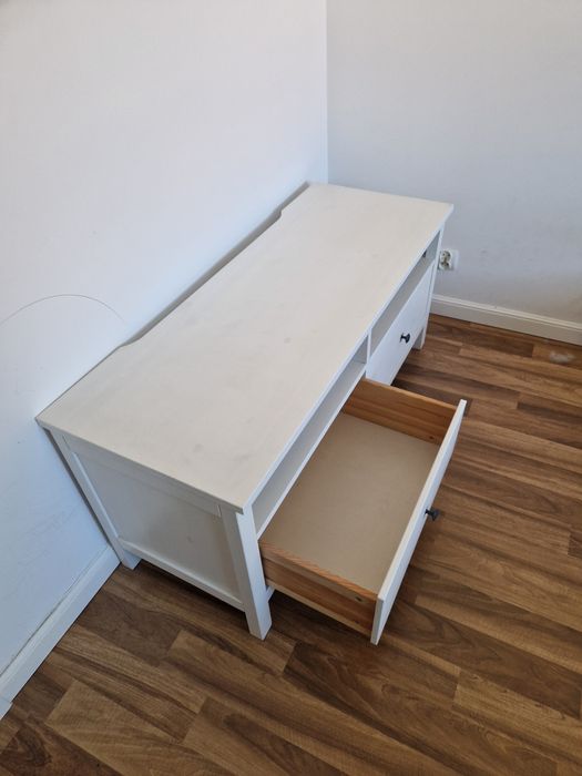 Komoda biała z 2 szufladami oraz 2 półkami Ustka