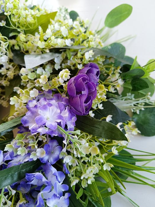 Całoroczny wianek na drzwi powojnik, bez lilak, gipsówka, eukaliptus