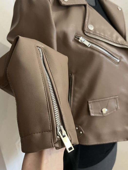 Бежева коротка косуха