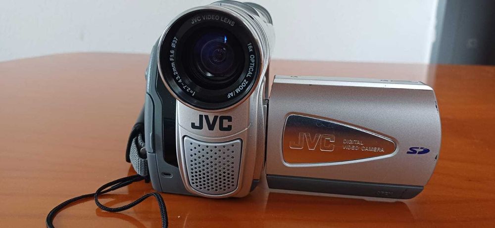 Камера Canon; JVC 700x digital Zoom :