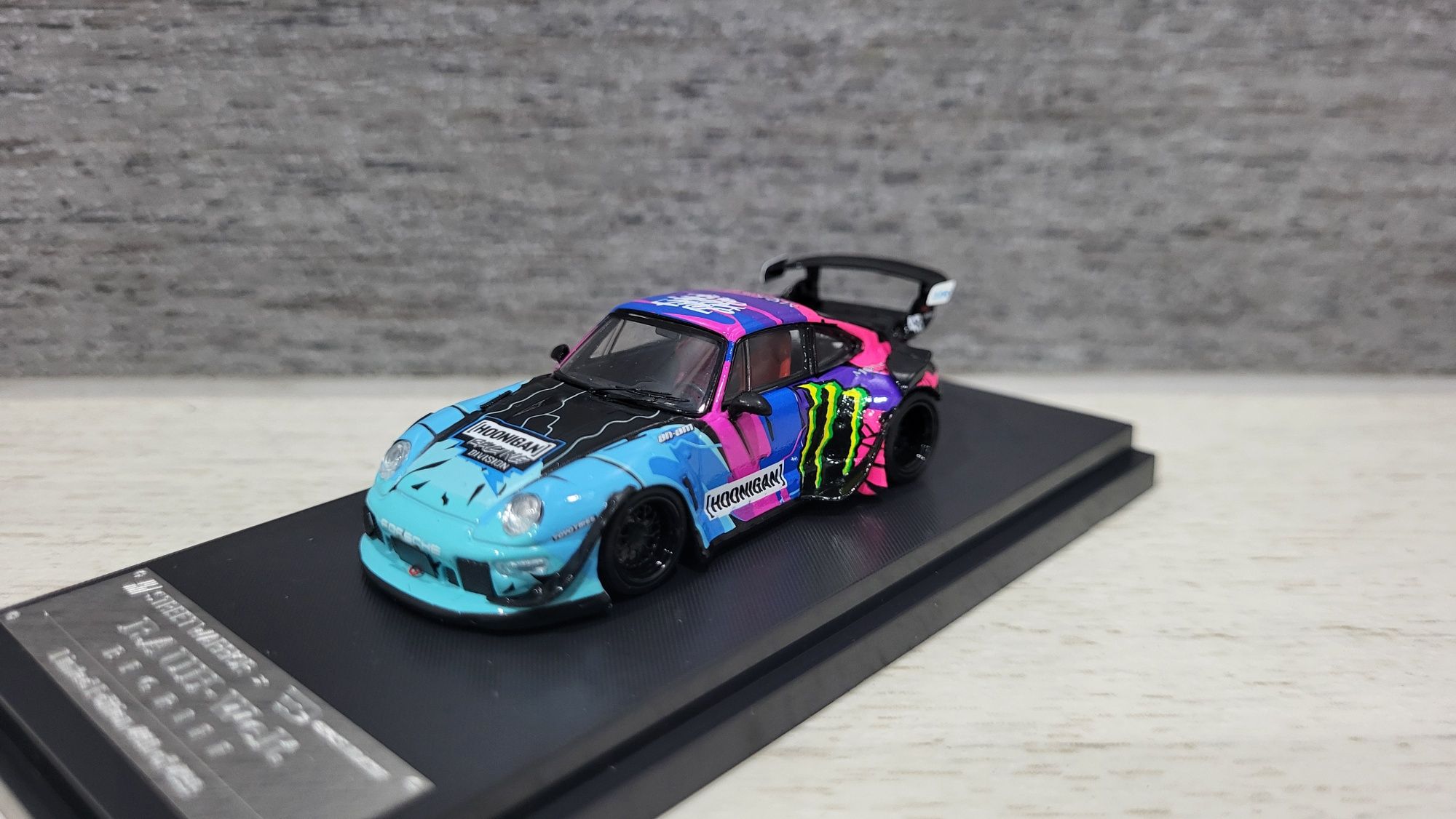 Miniatura 1:64 Porshe 993 RWB Monster nowa