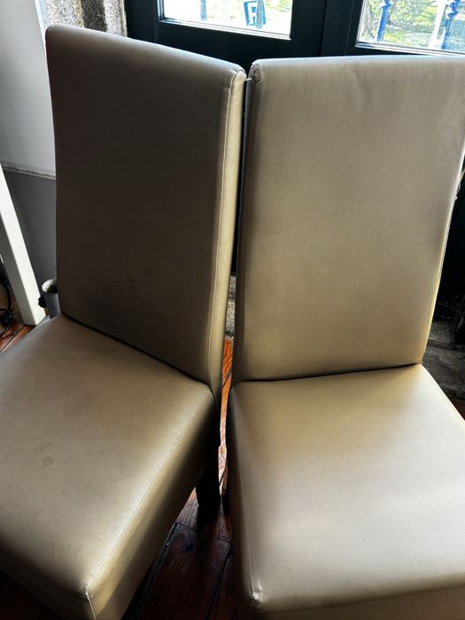 Cadeiras em pele