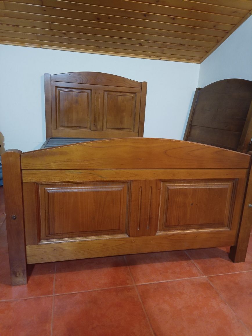 Cama em madeira maciça bom estado estrado e colchão