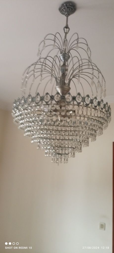 Dois lustres de cristal iguais