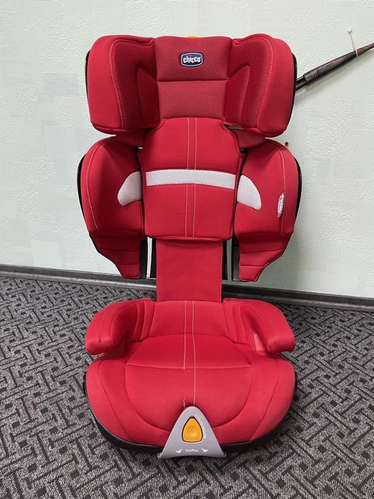 Продам автокресло детское Chicco ARTSANA GROUP UNIVERSAL 15-36KG F4