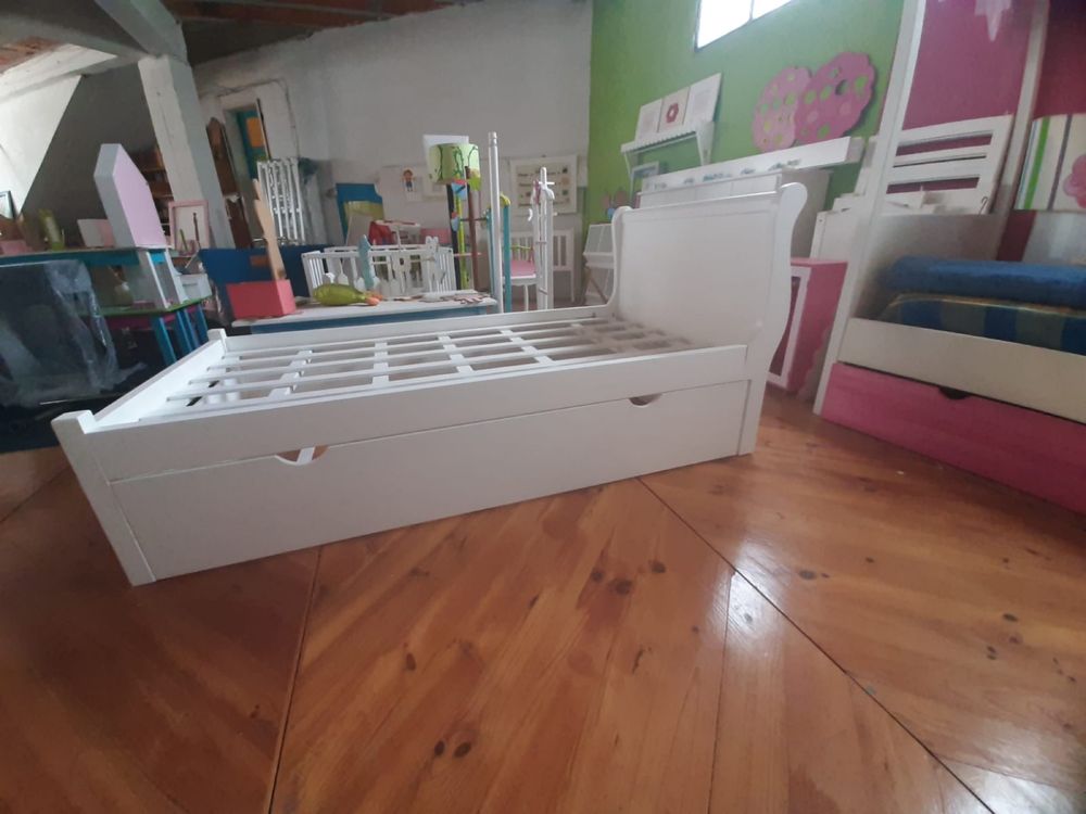Cama junior em madeira maciça (Nova)