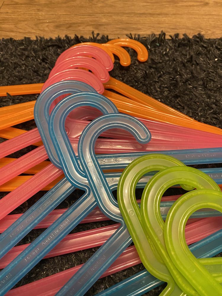 Wieszaki IKEA kolorowe zielone niebieskie pomarańczowe różowe