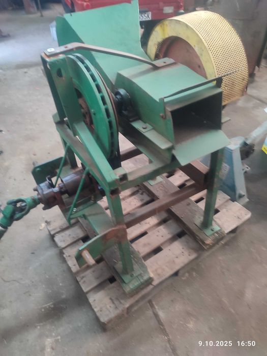 Rębak rozdrabniacz do gałęzi na wałek wom