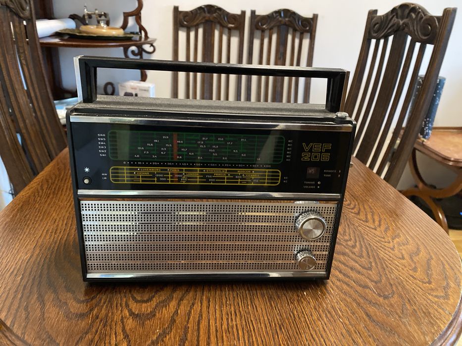 radio tranzystorowe VEF 206, produkowane w ZSRR.