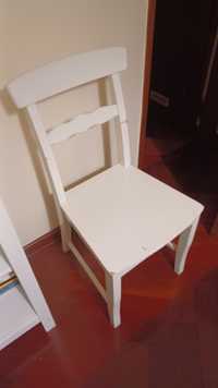 2 cadeiras brancas de madeira