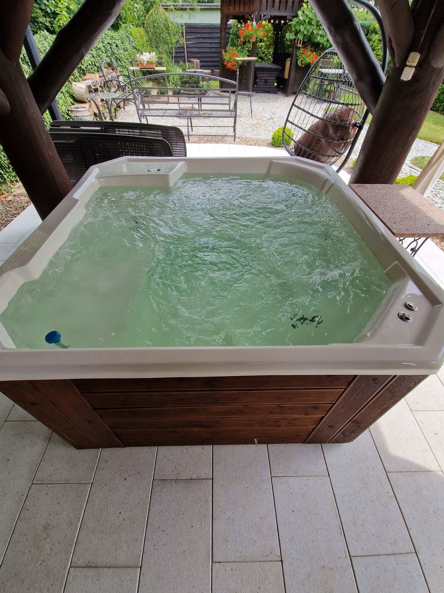 Jacuzzi ogrodowe dla 5 osob 2m X 2m