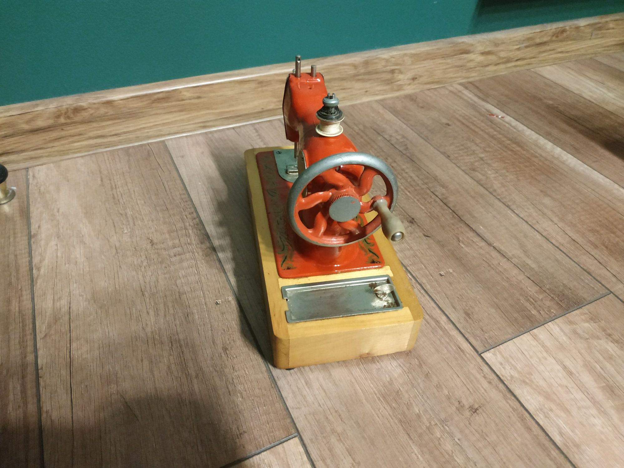 Zabawkowa stara maszyna do szycia dla dzieci mini mała
