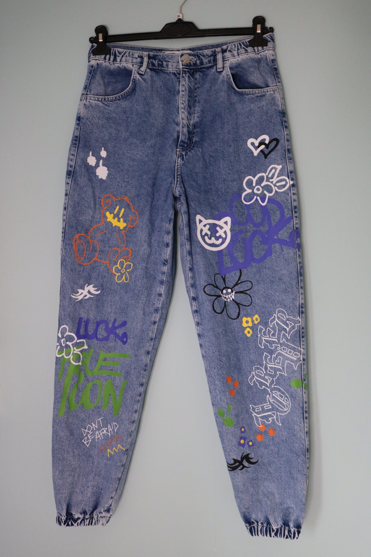 Jeansy jogger w grafiti