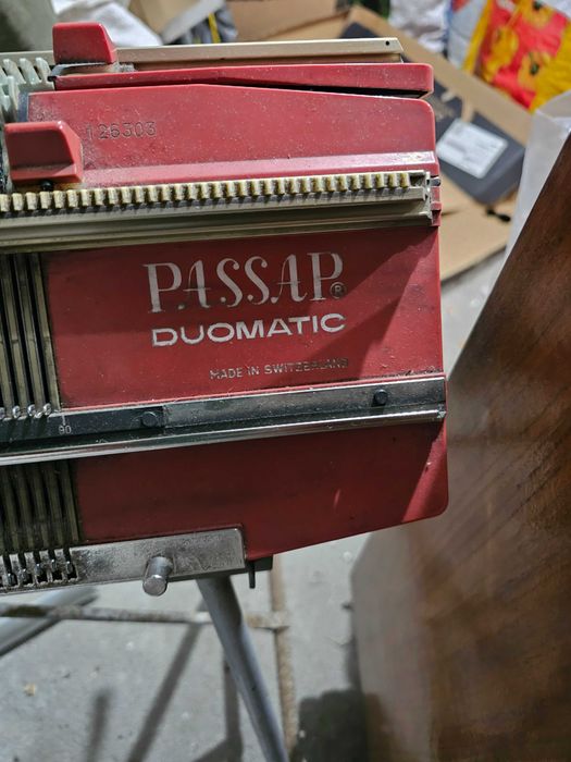 Máquina  de tricotar com fio de la Passap Duomatic.