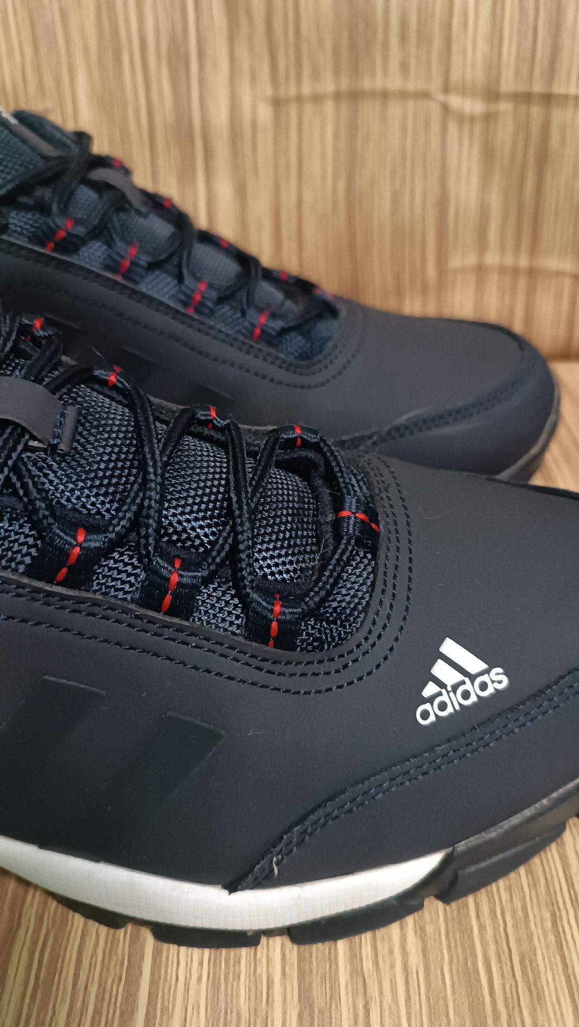 Кросівки унісекс від Adidas.