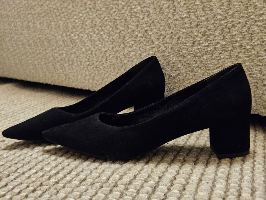 Czarne welurowe czółenka na słupku roz. 37.5 RYŁKO