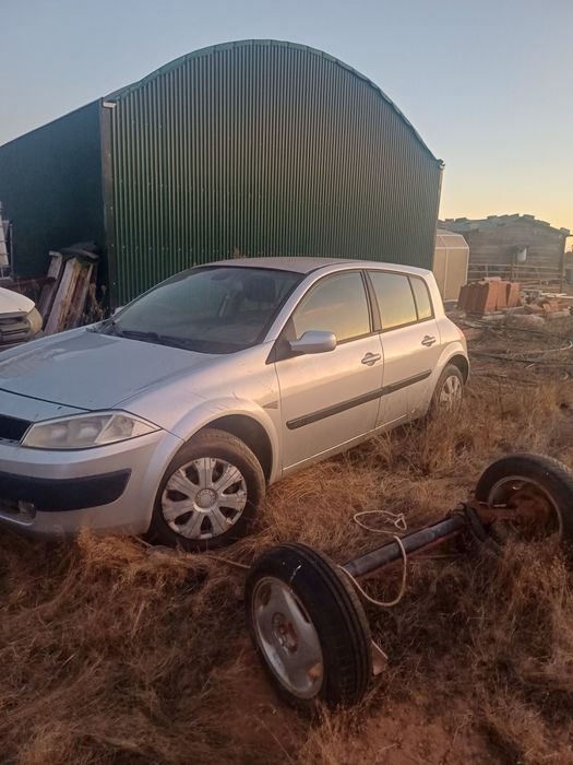 Vendo para peças 1.5 dci já não tem injetores.