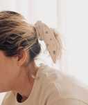 Fita de cabelo – flores bege