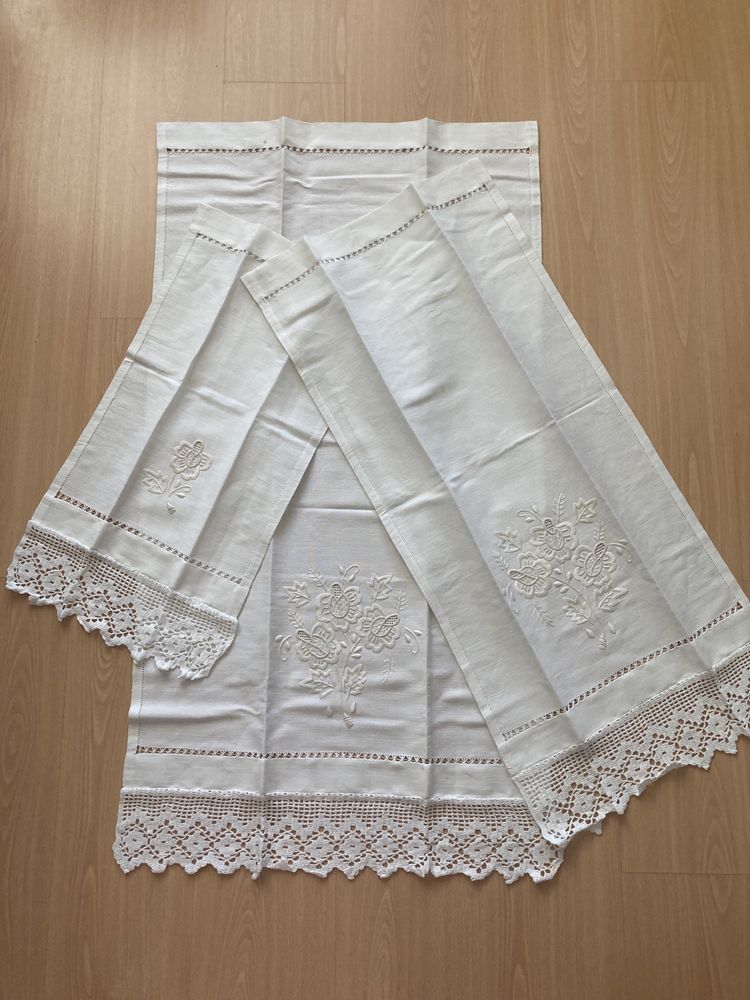 Conjunto de 3 toalhas em linho bordadas e com renda