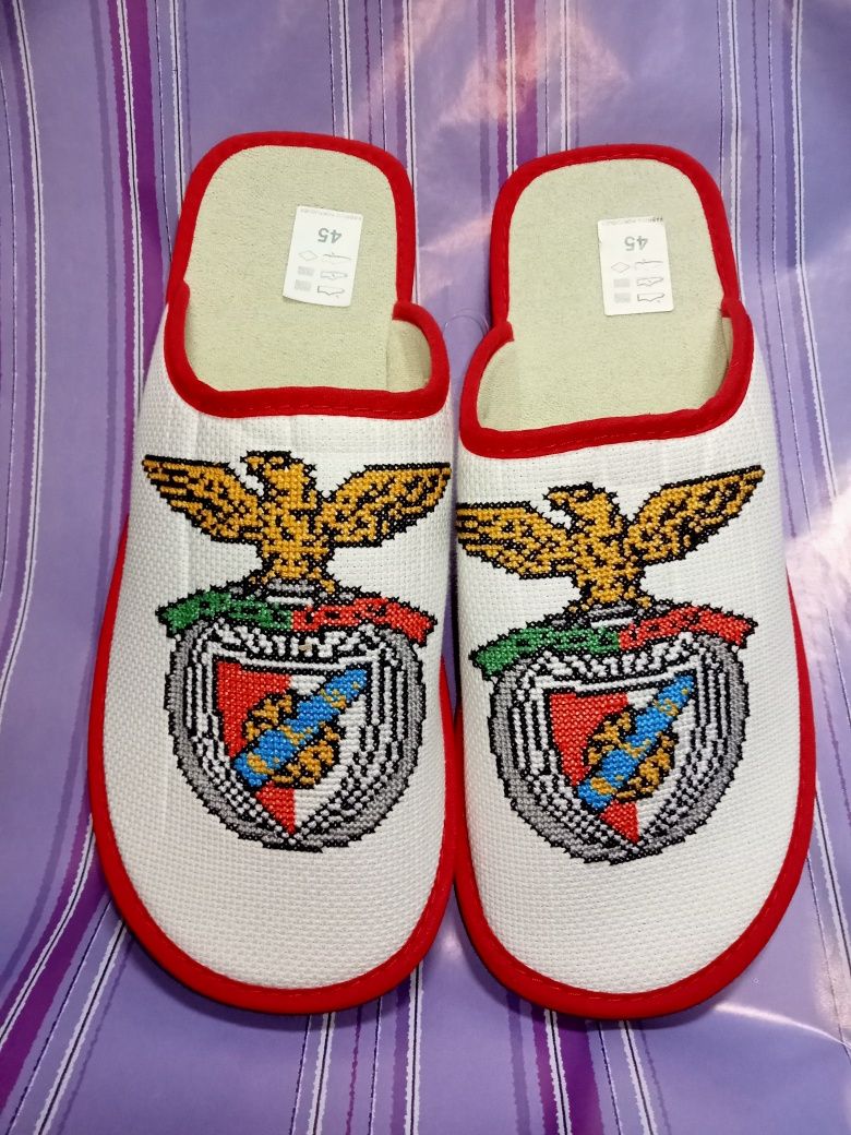 Chinelos com o símbolo do Benfica (SLB)