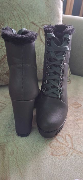 Полусапожки темно- сірого кольору р.35 на підборах