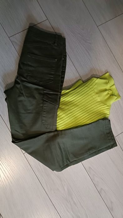 Oliwkowe bojówki i bluzka XS-34