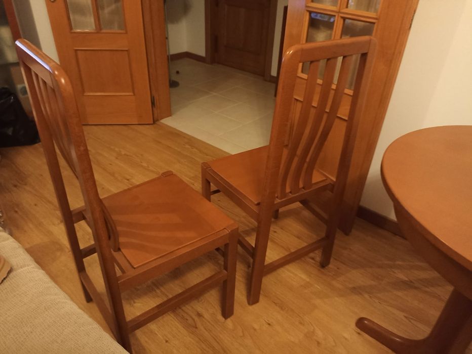 Mesa e cadeiras de cerejeira
