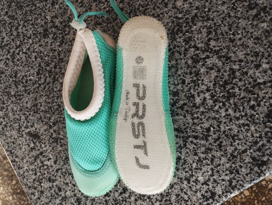 Обувь для бассейна и пляжа. Размер указан на подошве, примерно 35-36